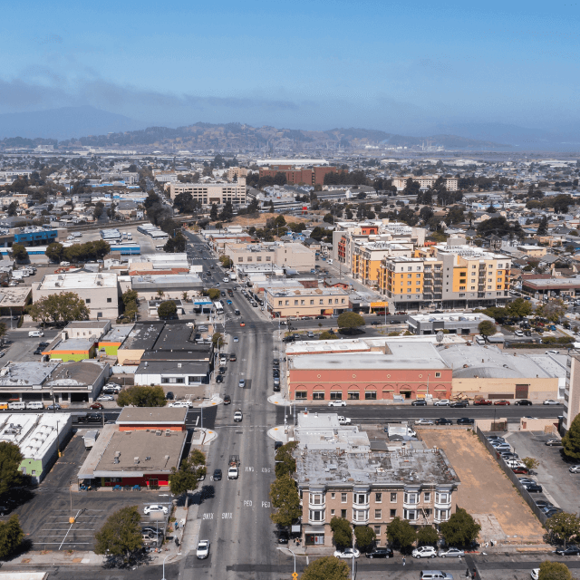 1. Vista aérea diurna del centro de la ciudad de Richmond, California, Estados Unidos.
