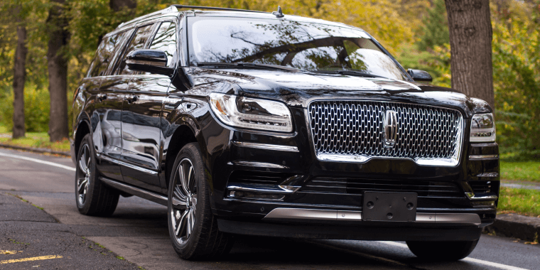 Lincoln Navigator negra avanzando en la carretera