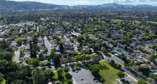 1. La ciudad de Pleasanton en California, Estados Unidos, vista desde las alturas