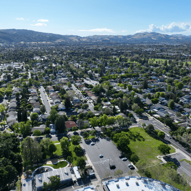 1. La ciudad de Pleasanton en California, Estados Unidos, vista desde las alturas