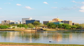 Centro de Midland, Texas, en un día soleado, visto desde el estanque en el Parque Wadley Barron – Midland, seguro de auto barato en Texas.
