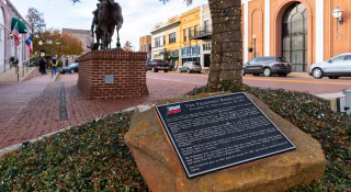 Fachada de un edificio histórico en la plaza del pueblo de Nacogdoches, Texas, USA – Seguro de auto barato en Nacogdoches, Texas.