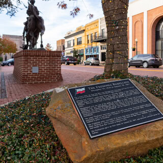 Fachada de un edificio histórico en la plaza del pueblo de Nacogdoches, Texas, USA – Seguro de auto barato en Nacogdoches, Texas.