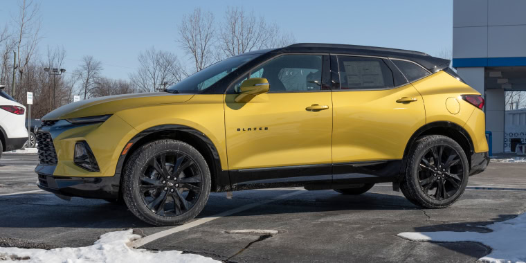 Chevrolet Blazer dorada estacionada sobre la nieve. 