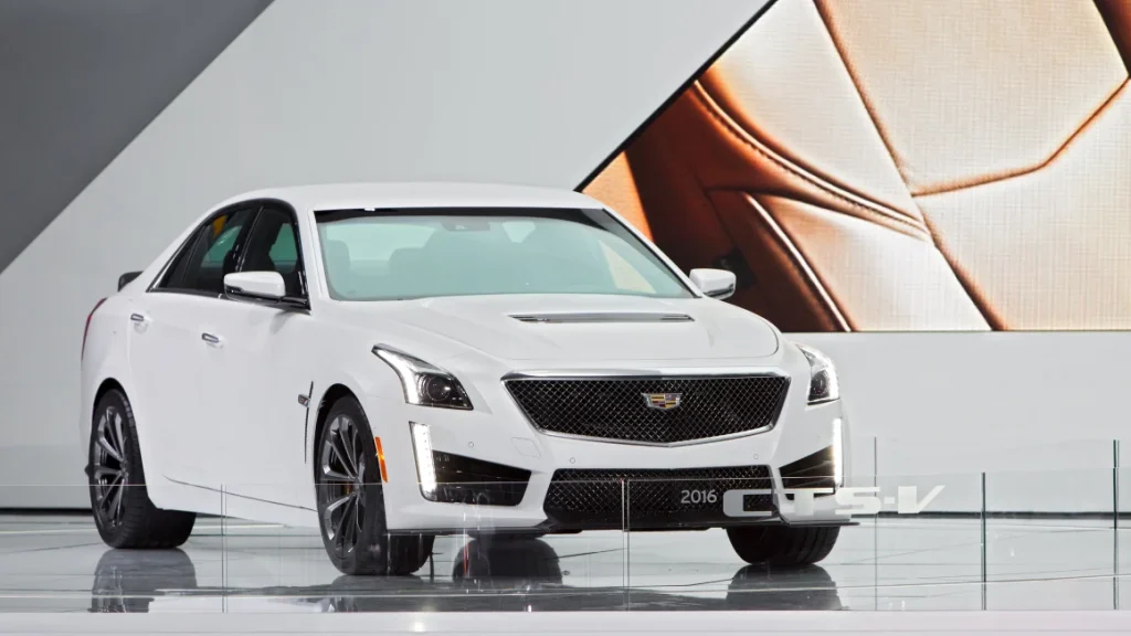 Cadillac CTS-V blanco exhibido en el Salón Internacional del Automóvil de América del Norte en Detroit, Michigan, USA.