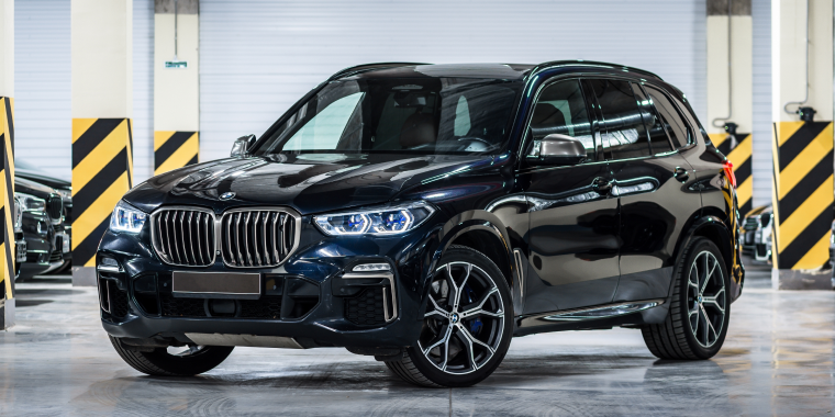 BMW X5 negra parqueada en diagonal en un estacionamiento – Freeway, seguro de auto barato para la BMW X5