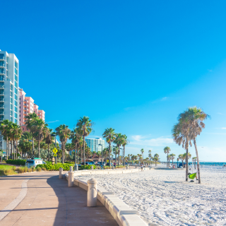 Clearwater beach con arena blanca en Clearwater, Florida - Seguro de auto barato en Clearwater, Florida