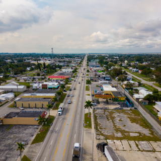 Vista aérea de una calle en Clewiston, Florida - Seguro de auto barato en Clewiston, Florida