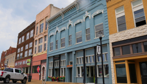 Primer plano de edificios antiguos que albergan varias tiendas y negocios en la calle principal de Denison, Texas – Freeway, seguro de auto barato en Denison, Texas.