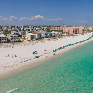 Destin beach con arena blanca en Destin, Florida - Seguro de auto barato en Destin, Florida