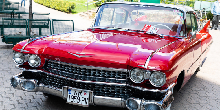 Vista frontal de camioneta Silverado Chevrolet negra