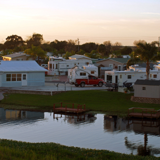 Autocaravana y vehículos recreativos en un parque de autocaravanas al atardecer. Okeechobee, Florida, Estados Unidos – Okeechobbe, seguro de auto barato en Florida.