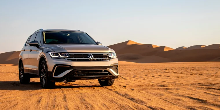 Volkswagen Tiguan en la arena del desierto de Namibia contra el cielo brillante - Tiguan, seguro de auto barato para Volkswagen.