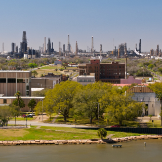 Toma aérea de Port Arthur, Texas, con refinerías de petróleo al fondo.