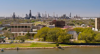 Toma aérea de Port Arthur, Texas, con refinerías de petróleo al fondo.