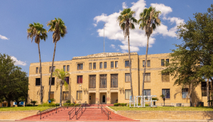 El Palacio de Justicia del Condado de Starr – Seguro de auto barato en Rio Grande City, Texas.