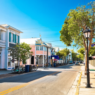 Vista panorámica de la famosa Duval Street en Key West, Florida