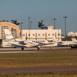 Aviones en el aeropuerto Page Fields en Fort Myers, Florida