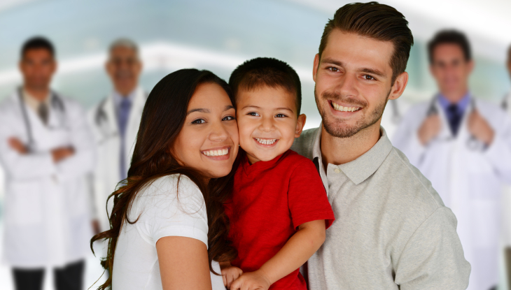 Padre, madre e hijo hispanos felices por contar con un seguro médico en California para cuidar su salud. 