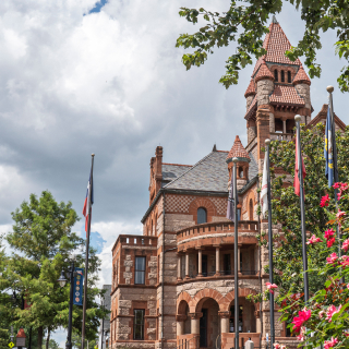 La plaza del juzgado, en Sulphur Springs, TX es también un monumento a los veteranos militares del condado de Hopkins – Seguro de auto barato en Sulphur Springs, Texas.