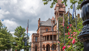 La plaza del juzgado, en Sulphur Springs, TX es también un monumento a los veteranos militares del condado de Hopkins – Seguro de auto barato en Sulphur Springs, Texas.