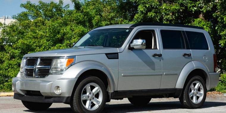 Vista frontal de un Dodge Nitro plateado. SUV - Seguro de auto barato para el Dodge Nitro