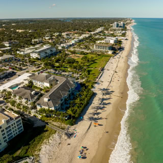 Vista aérea de hoteles y condominios en Vero Beach, Florida – Vero Beach, seguro de auto barato en Florida.