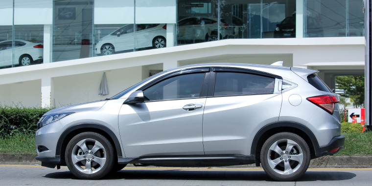 Honda HR-V plateada de lado, en Chiangmai, Tailandia – Honda HRV, seguro de auto barato para Honda