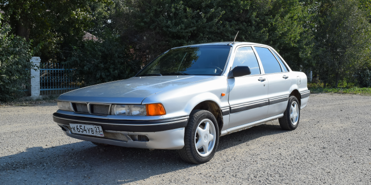 Mitsubishi Galant gris estacionado – Galant, seguro de auto barato para Mitsubishi