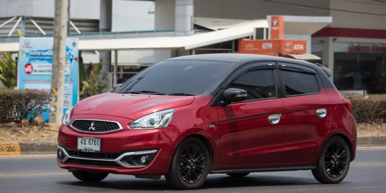 Mitsubishi Mirage rojo avanzando en la carretera – Mirage, seguro de auto barato para Mitsubishi