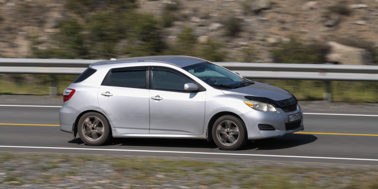 Toyota Matrix gris en una carretera – Matrix, seguro de auto barato para Toyota