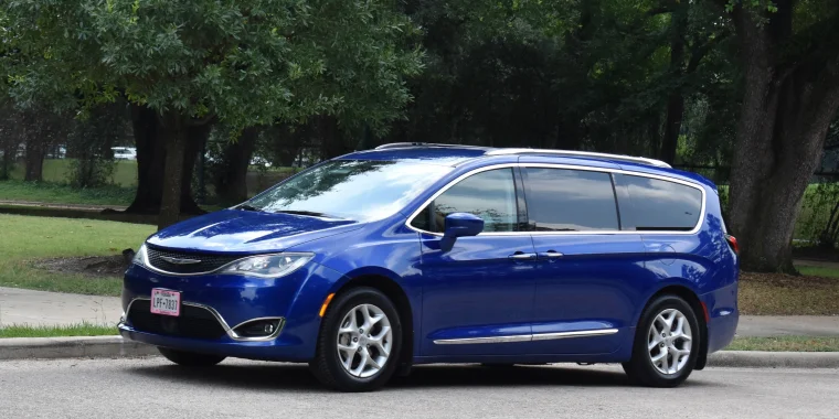 Chrysler Pacífica azul estacionada en una calle – Seguro de auto barato para la Chrysler Pacífica