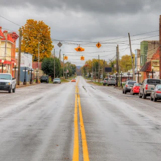 Pintoresca calle texana con carros estacionados en Bucyrus, Ohio - Bucyrus, seguro de auto barato en Ohio.