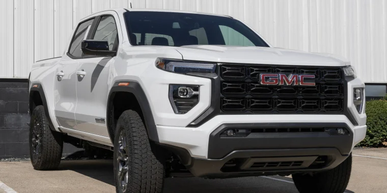 GMC Canyon blanca estacionada en Lafayette, USA – GMC Canyon, seguro de auto barato para GMC 