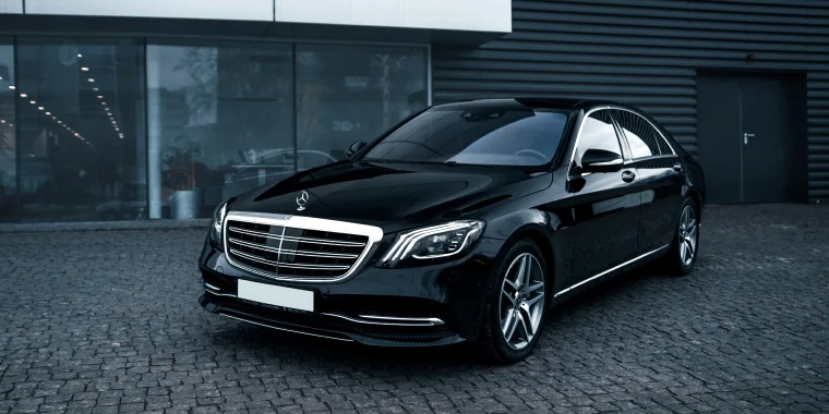 Mercedes S-Class color negro estacionado en diagonal frente a un edificio – Mercedes S-Class, seguro de auto barato para Mercedes