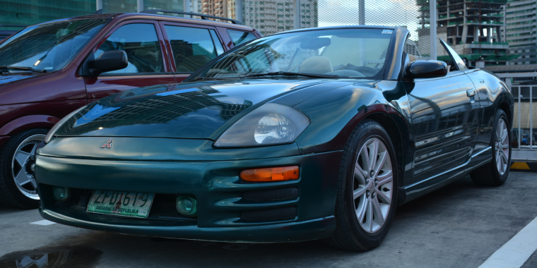 Mitsubishi Eclipse verde oscuro estacionado – Eclipse, seguro de auto barato para Mitsubishi