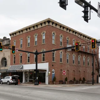 Esquina de Wheeling Avenue y 7th Street en el distrito histórico del centro de Cambridge, Ohio - Cambridge, seguro de auto barato en Ohio.