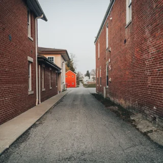 Un camino rodeado por edificios de ladrillo en Canal Winchester, Ohio - Canal Winchester, seguro de auto barato en Ohio.