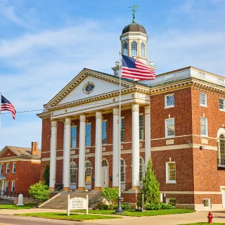1. Edificio de ladrillo en Mount Vernon, Ohio - Mount Vernon, seguro de auto barato en Ohio.
