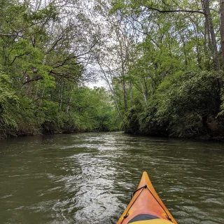 Practicando kayak en el río Mad en Urbana, Ohio - Urbana, seguro de auto barato en Ohio.