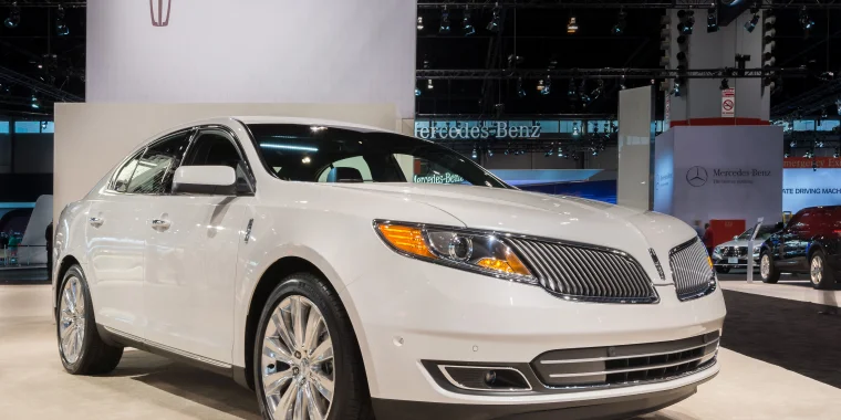 Lincoln MKS blanco estacionado en un evento de exposición de autos en el Chicago Auto Show. 