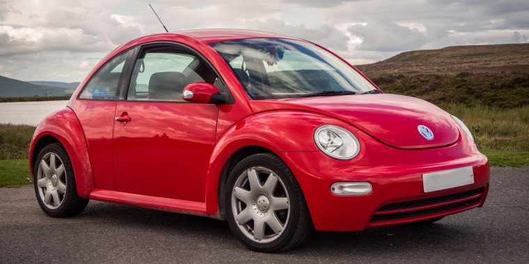Volkswagen New Beetle de color rojo - New Beetle, seguro de auto barato para Volkswagen 