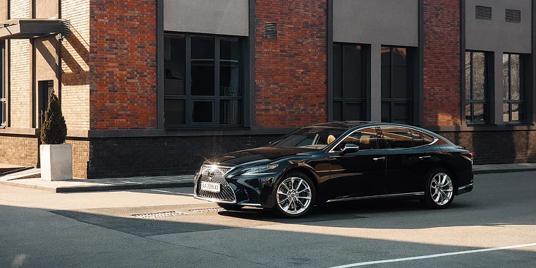 Lexus LS negro estacionado frente a una edificación - Lexus, seguro de auto barato
