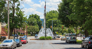 Monumento distintivo situado en Market Square, en el centro de la ciudad de Bloomsburg, Pensilvania