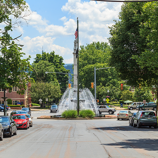 Monumento distintivo situado en Market Square, en el centro de la ciudad de Bloomsburg, Pensilvania