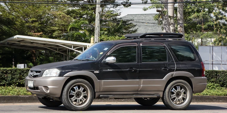 Mazda Tribute negro estacionado en la ciudad