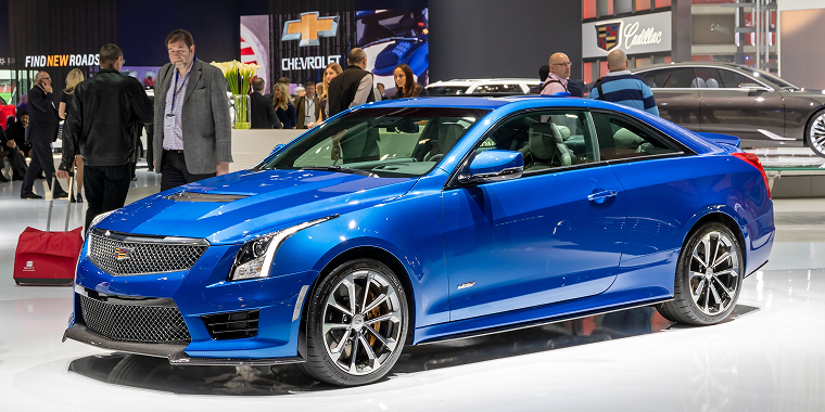 Un Cadillac ATS azul exhibido en una exposición de coches – Cadillac, seguro de carro barato