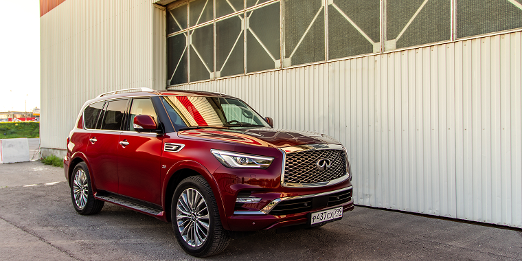 Infiniti QX56 rojo estacionado frente a una pared blanca – Infiniti QX56, seguro de auto barato para Infiniti