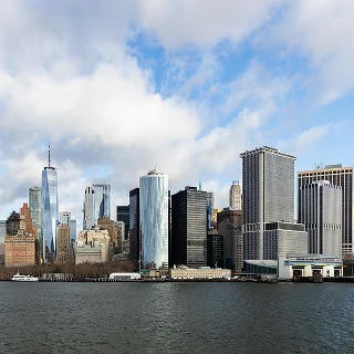 Vista del horizonte del Bajo Manhattan de Nueva York desde la bahía con cielo azul y nubes. Staten Island, New York – Staten Island, seguro de auto barato en New York