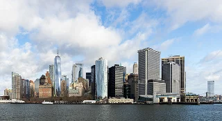 Vista del horizonte del Bajo Manhattan de Nueva York desde la bahía con cielo azul y nubes. Staten Island, New York – Staten Island, seguro de auto barato en New York